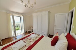 7 bedrooms, iron/ironing board, WiFi, bed sheets