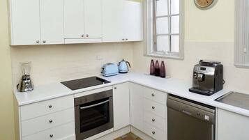 Coffee/tea maker, fridge, microwave, oven