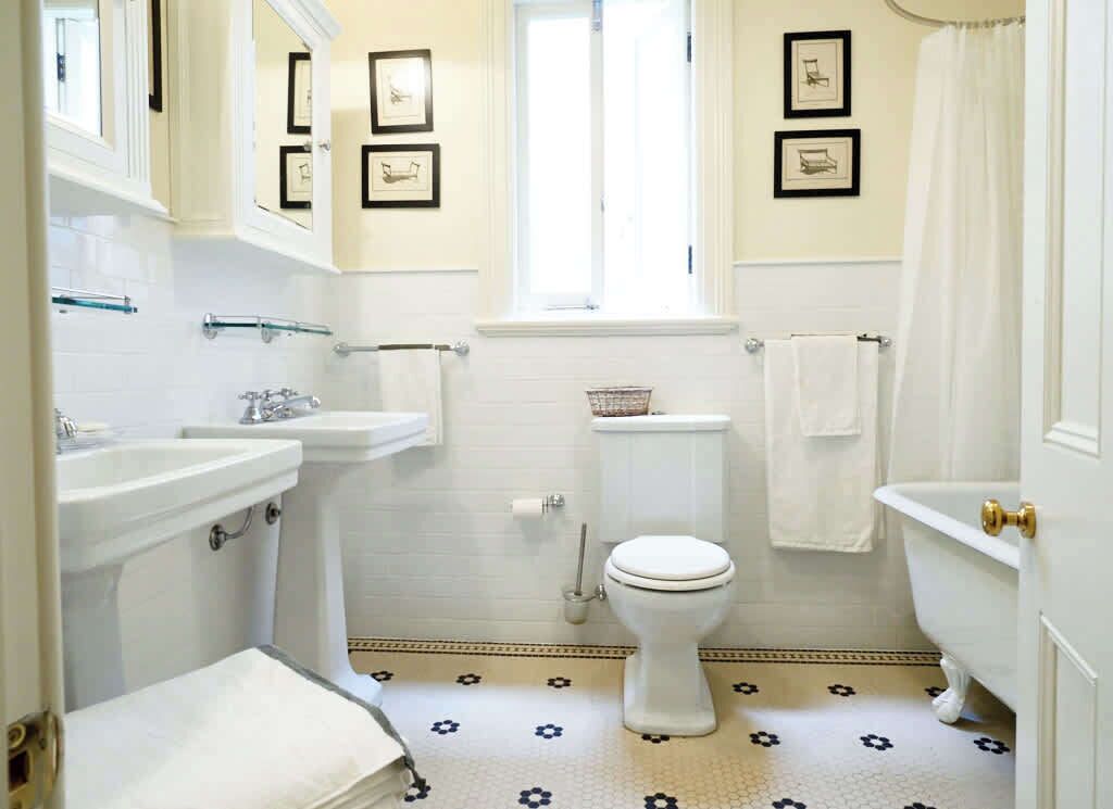 Shower, hair dryer, towels, shampoo
