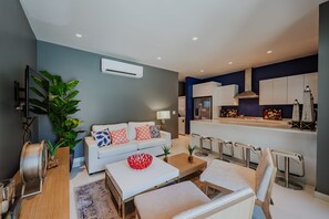 TV - Waykiri Unit A-02 - Luxurious Apartment with private patio, Noord Area (Noord)