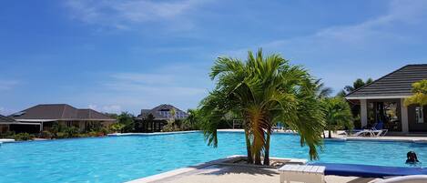 حمّام سباحة خارجي