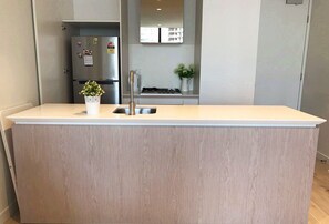 Fridge, microwave, oven, stovetop - Rebecca's Place in Melbourne CBD with FREE Parking (Melbourne)