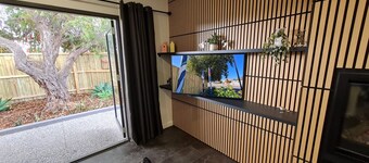 Sauvage - Spacious One Bedroom Apartment with Garden Courtyard.