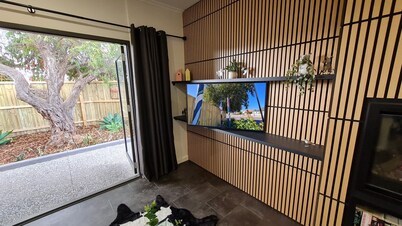 Sauvage - Spacious One Bedroom Apartment with Garden Courtyard.