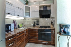 Fridge, microwave, dishwasher, coffee/tea maker