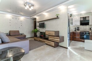 TV, fireplace - City Center Cozy Apartment (Kyiv)