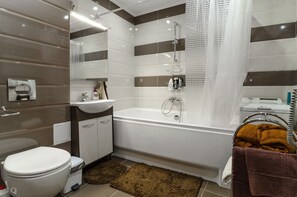 Secador de cabelo, toalhas de banho, sabonete, shampoo