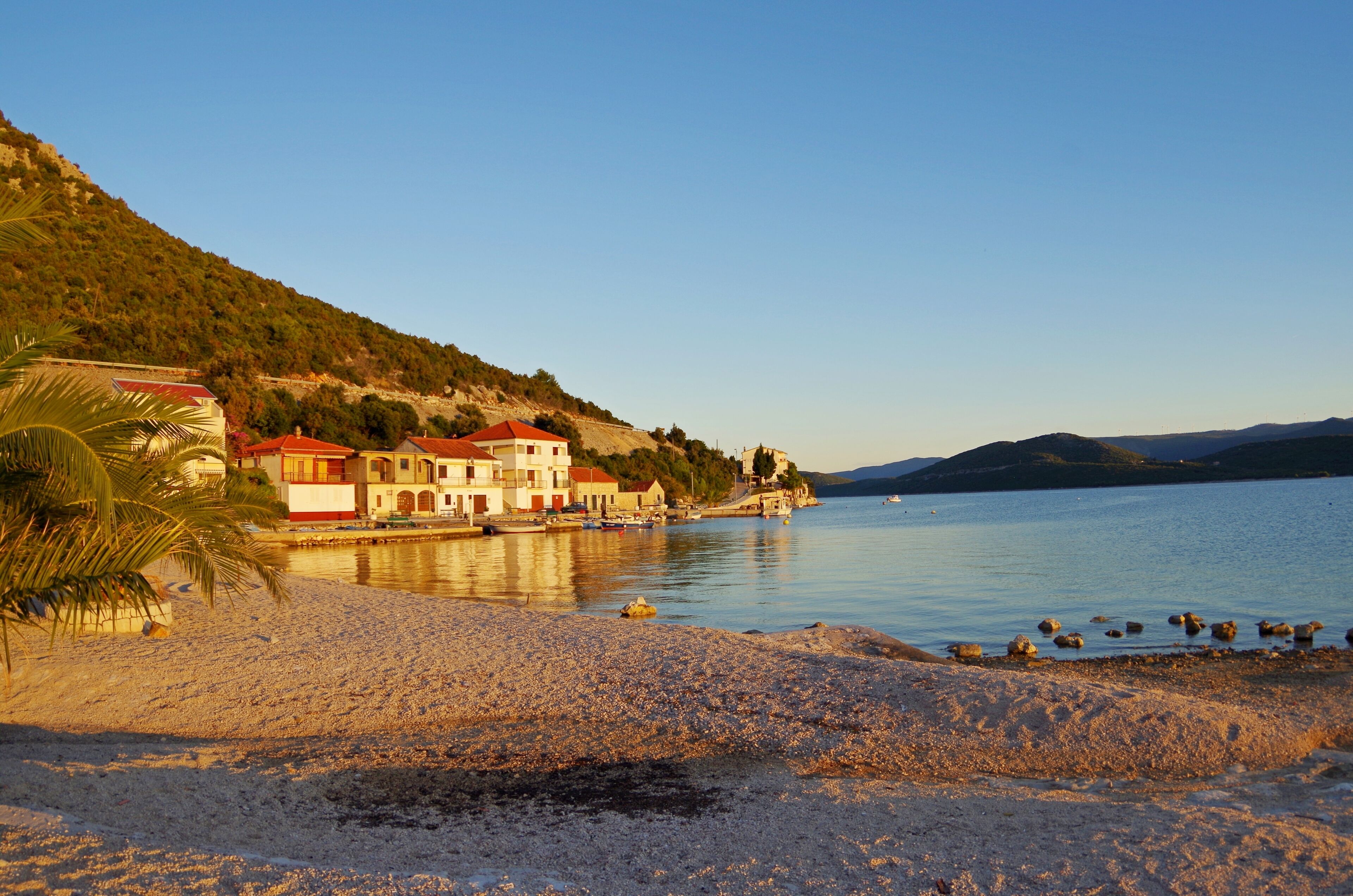 En la playa y camastros 