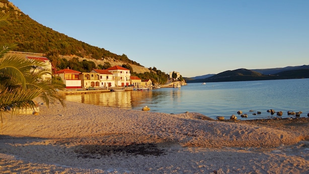 På stranden og solsenger
