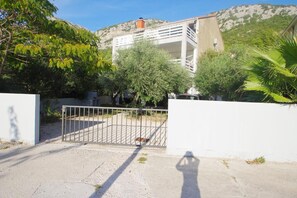 Property grounds - Holiday apartment on the beach, village Klek (Klek)