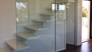 A modern interior with a glass staircase leading to a door. - Villa Elena - Vinišće (Vinišće)