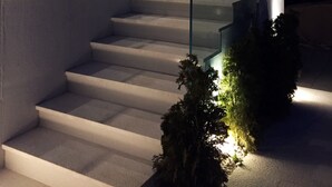 A modern staircase with glass railings and illuminated steps, leading to a dark sky above. - Villa Elena - Vinišće (Vinišće)