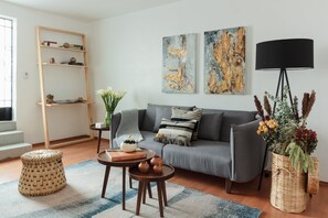 Een smart-tv en boeken
