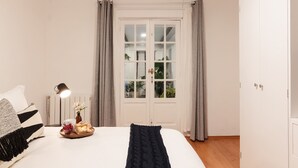 3 室のベッドルーム、セーフティボックス (室内)、デスク、アイロン / アイロン台