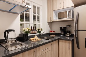 Frigorífico, microondas, horno y placa de cocina