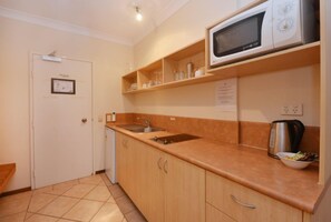 Micro-ondes, four, plaque de cuisson, lave-vaisselle