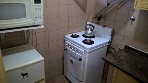 Kühlschrank, Mikrowelle, Kochgeschirr/Geschirr/Besteck, Esstisch