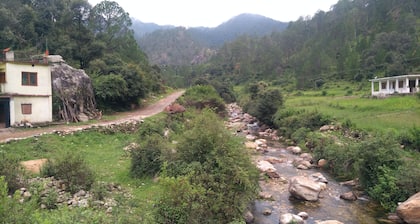 J K GUEST HOUSE (KAUSANI), Uttrakhand está situado en Rudradhari Road (Kantali)