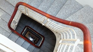 A spiral staircase with a handrail and a central drainpipe. - Hanoi Friendly House - Superior room - Queensize Bed (Hà Nội)