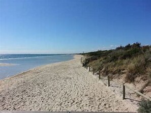 Playa en los alrededores y toallas de playa 