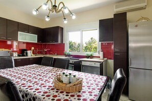 Fridge, oven, stovetop, dishwasher