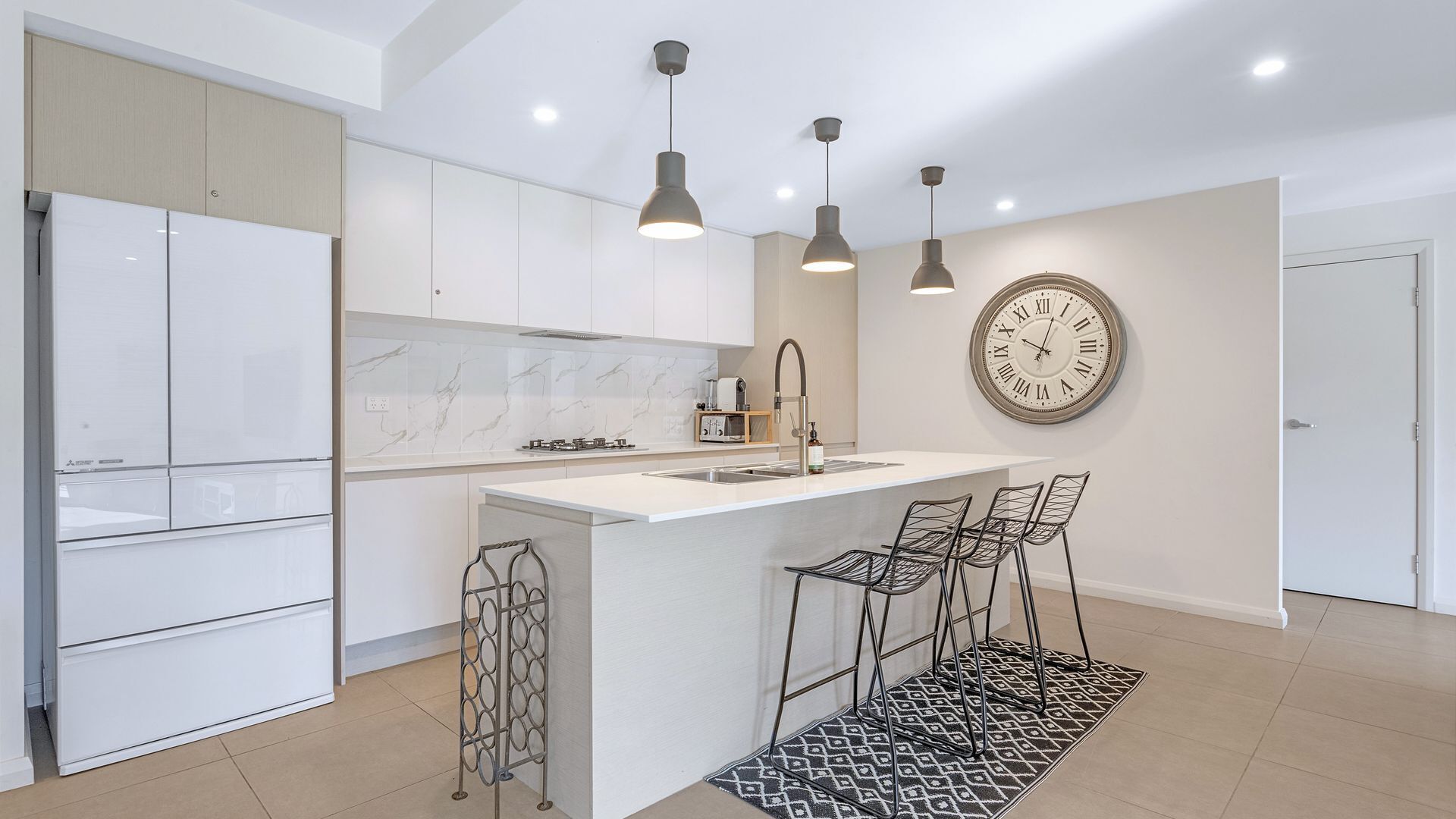 Réfrigérateur, micro-ondes, plaque de cuisson, lave-vaisselle