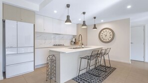 Fridge, microwave, stovetop, dishwasher