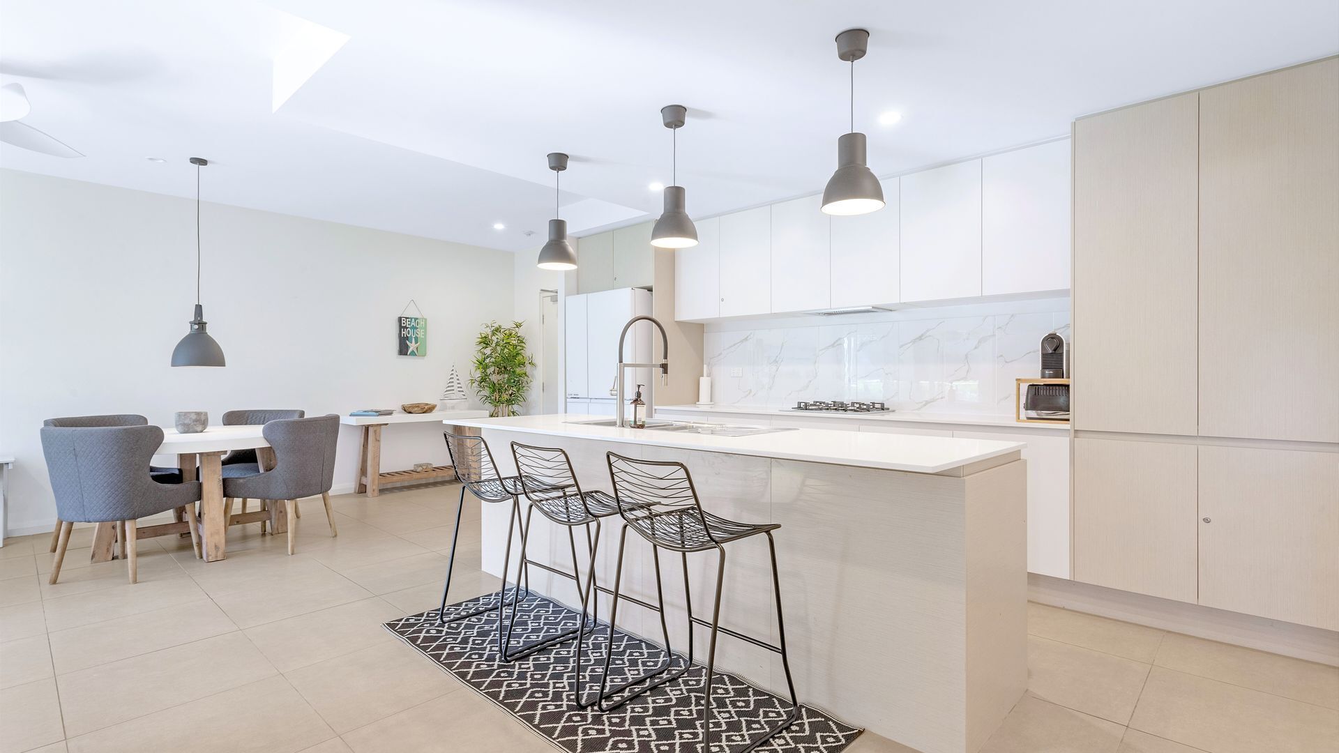 Réfrigérateur, micro-ondes, plaque de cuisson, lave-vaisselle