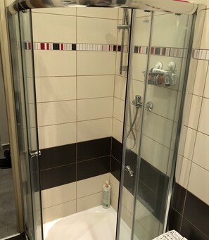 Suihku, hiustenkuivaaja, pyyhkeet