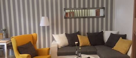 Fernseher, Bücher, Stereoanlage