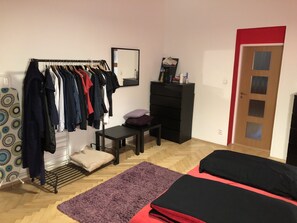 1 slaapkamer, een strijkplank/strijkijzer, gratis wifi, beddengoed