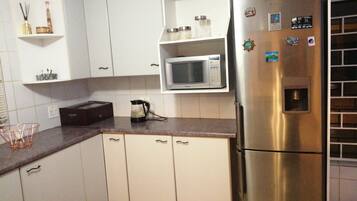 Microondas y utensilios de cocina