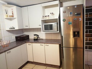 Microwave, cookware/dishes/utensils