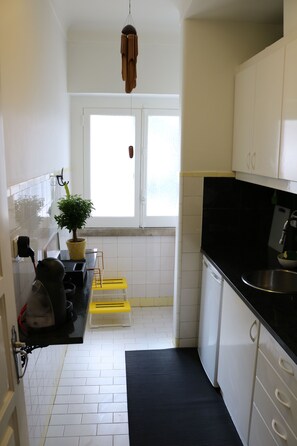 Réfrigérateur, micro-ondes, plaque de cuisson, cafetiÚre/bouilloire