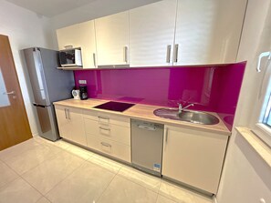 Réfrigérateur, micro-ondes, plaque de cuisson, lave-vaisselle