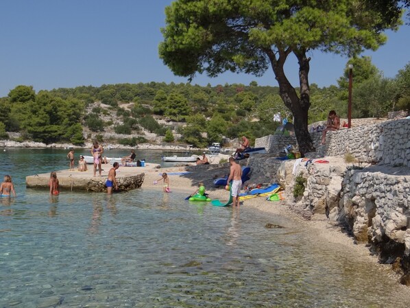 Plage à proximité, chaises longues, serviettes de plage