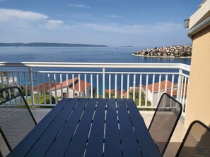 Outdoor dining - Heated infinity pool, family apartment with stunning sea view terrace  ap3 (Okrug Gornji)