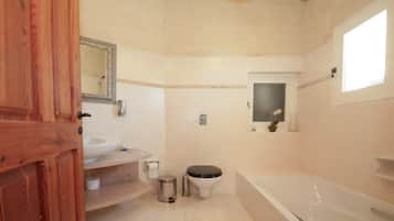 Baignoire, sĂšche-cheveux, serviettes fournies, papier toilette