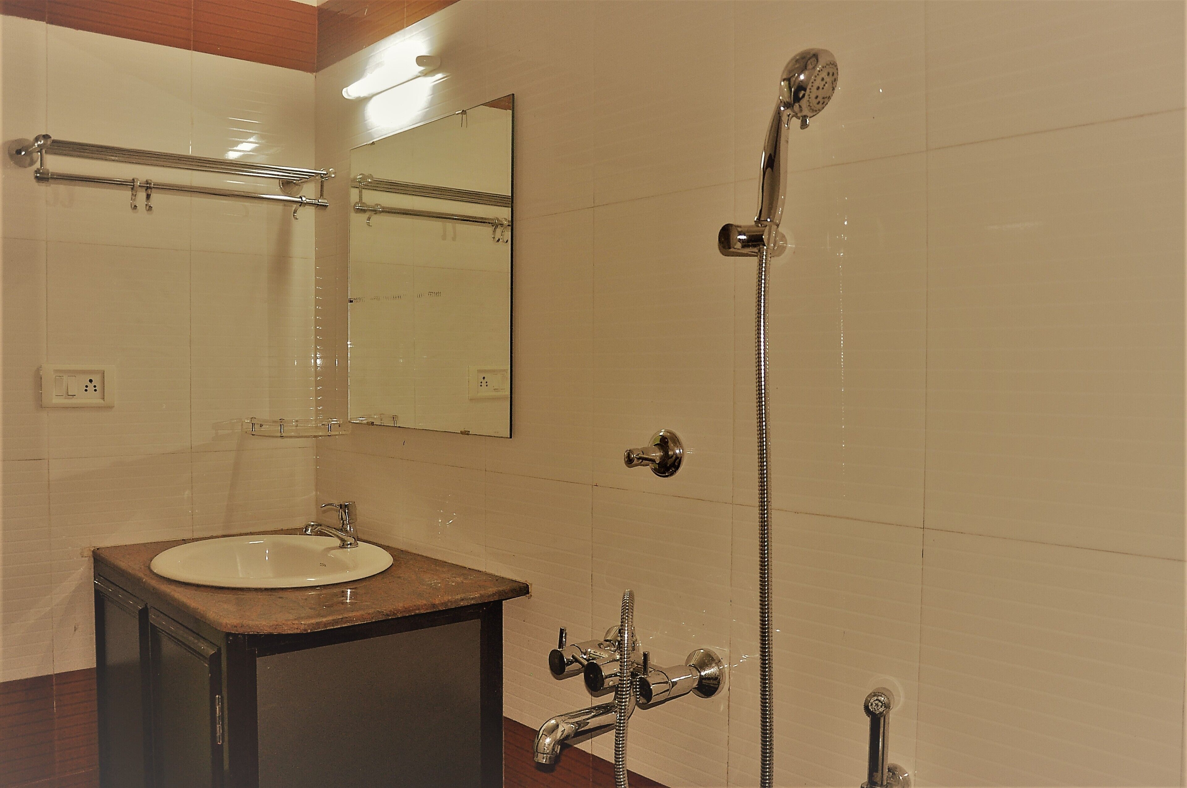 Calm, Lake-facing, Clean Villa / Rooms