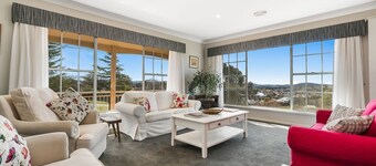  4 camere da letto, tre bagni casa cucina completamente attrezzata, ampio salone 