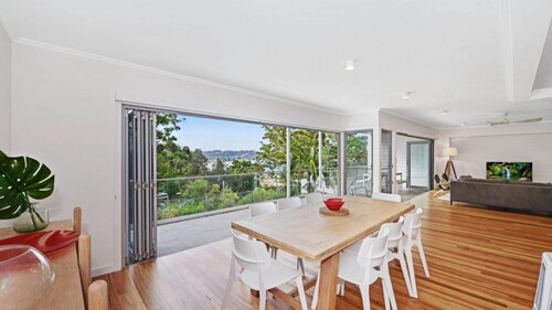 Avoca Chic - Modern Town House