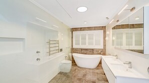 Shower - Avoca Chic - Modern Town House (Avoca Beach)