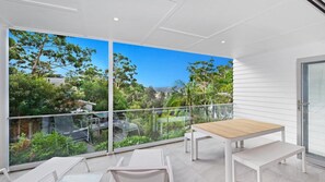 Outdoor dining - Avoca Chic - Modern Town House (Avoca Beach)