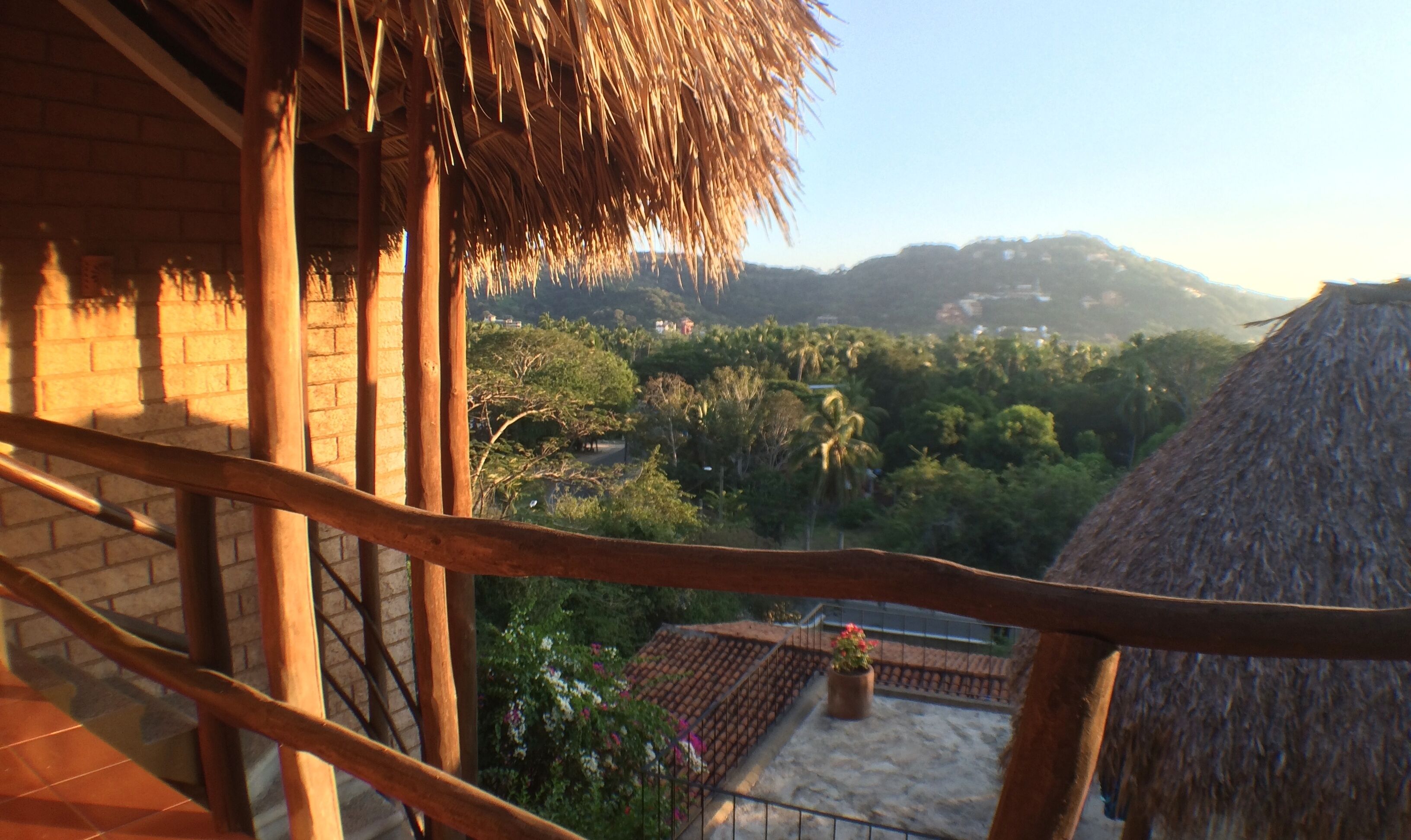 Spacious room 2 blocks from Playa La Ropa Zihuatanejo