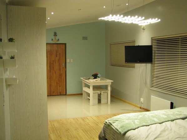 1 Schlafzimmer, Schreibtisch, Bügeleisen/Bügelbrett