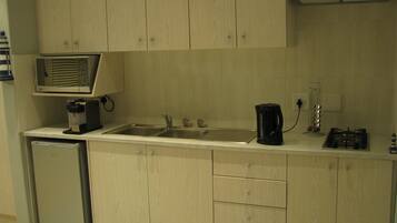 Refrigerador, microondas, tostadora y congelador