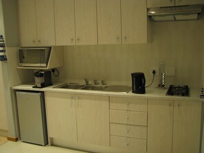 Kühlschrank, Mikrowelle, Toaster, Gefrierschrank