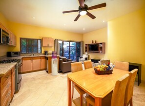 Kühlschrank, Mikrowelle, Ofen, Geschirrspüler