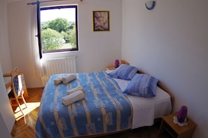 2 bedrooms, free WiFi, bed sheets - Holiday apartment in family house with shared pool (Banjole)