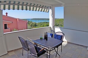 Outdoor dining - Holiday apartment in family house with shared pool (Banjole)